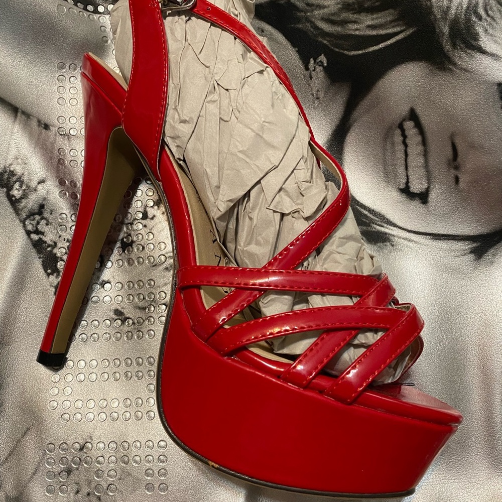 SELLING 🔥 HOT HEELS 🔥 NEW ￼Size 9